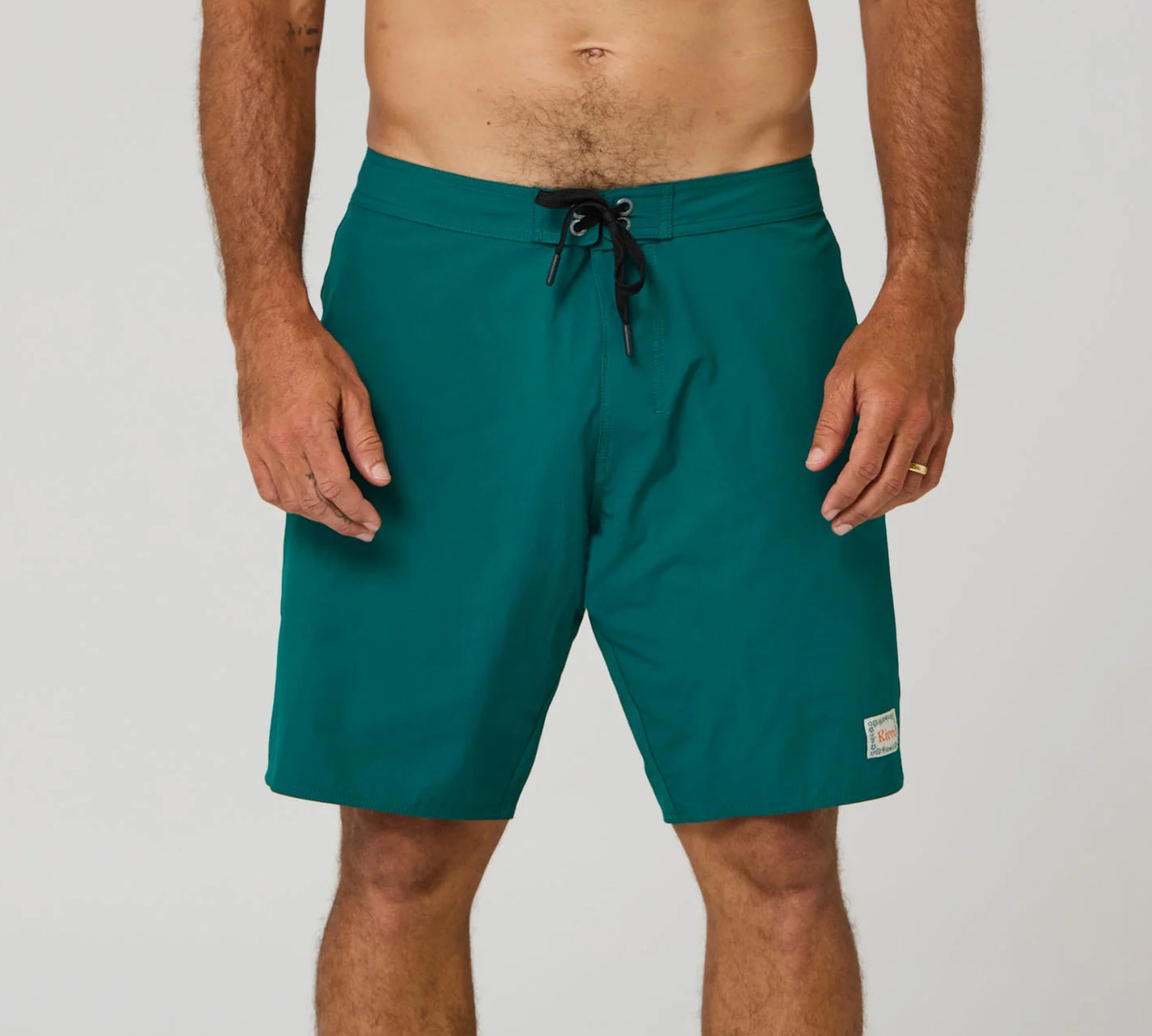 RIVVIA CLASS 18.5" WALLFLOWER TRUNK : DARK FOREST