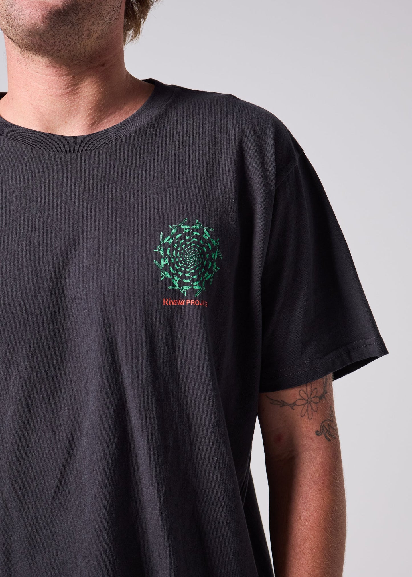 RIVVIA DIMENSION T-SHIRT : PIGMENT BLACK