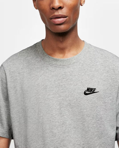Nike Sportswear Club: Men's T-Shirt - essential surf and skate