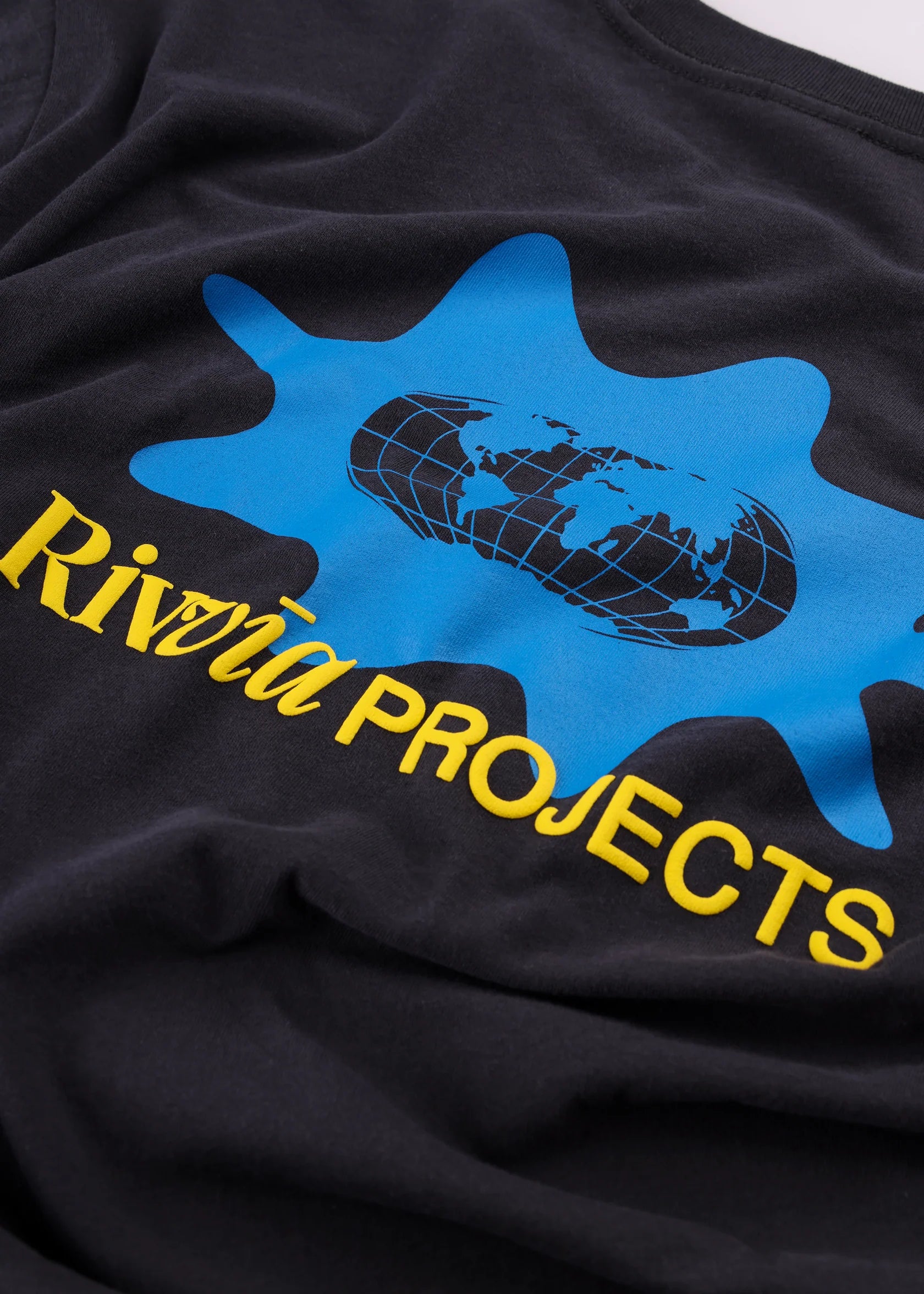RIVVIA WORLD SPLAT RELAXED FIT T-SHIRT : PIGMENT BLACK - essential surf and skate