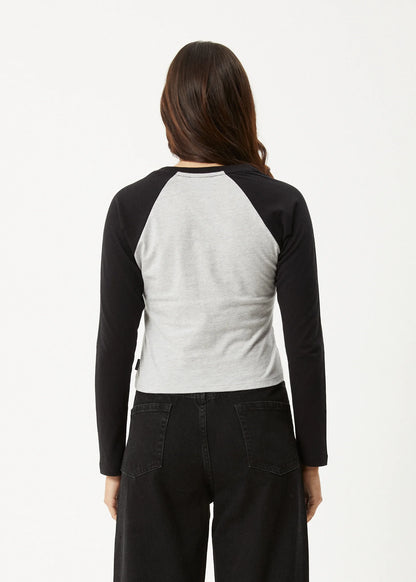 AFENDS ADELE - LONG SLEEVE RAGLAN TEE
Long Sleeve Raglan Tee